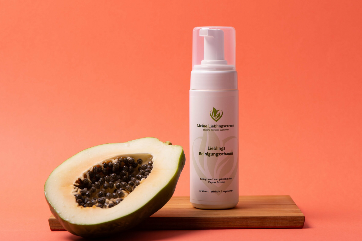 Fein reinigender Schaum. Reinigt das Gesicht sanft und gründlich.