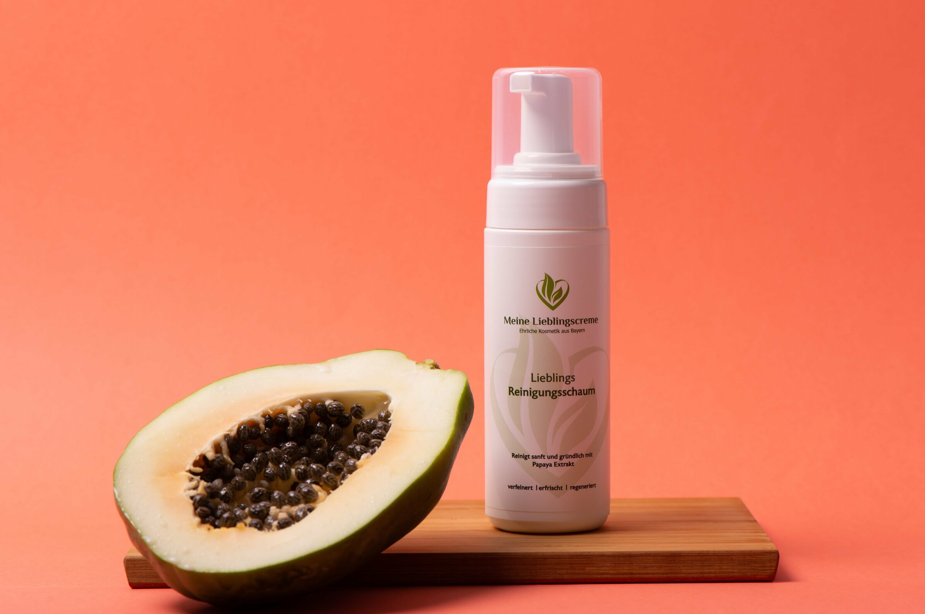 Fein reinigender Schaum. Reinigt das Gesicht sanft und gründlich. 